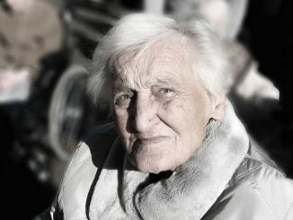 Alzheimer hastalığı, 60 yaş üzerinde, kadın ağırlıklı olarak gözlenen ve bilinmeyen nedenlerle sağlıklı beyin dokusunun bozulması (nörodejenerasyon) sonucu ortaya çıkan bir hastalıktır.